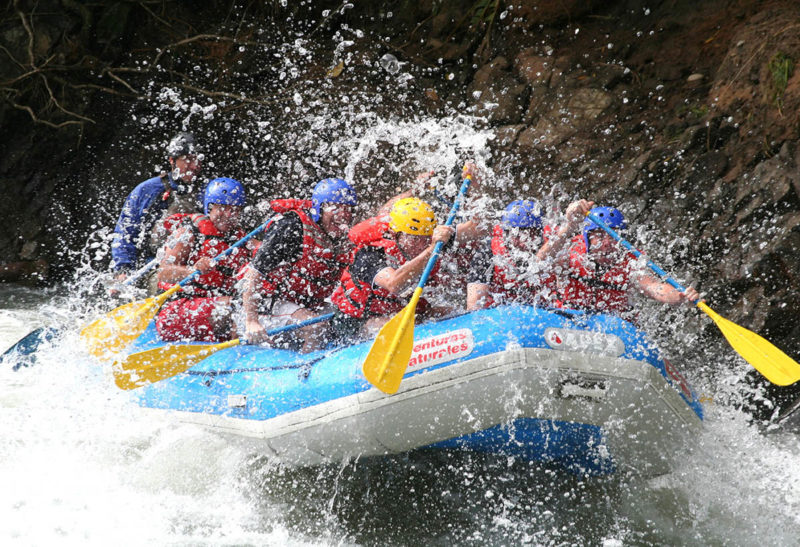 Costa Rica, une famille fait du rafting