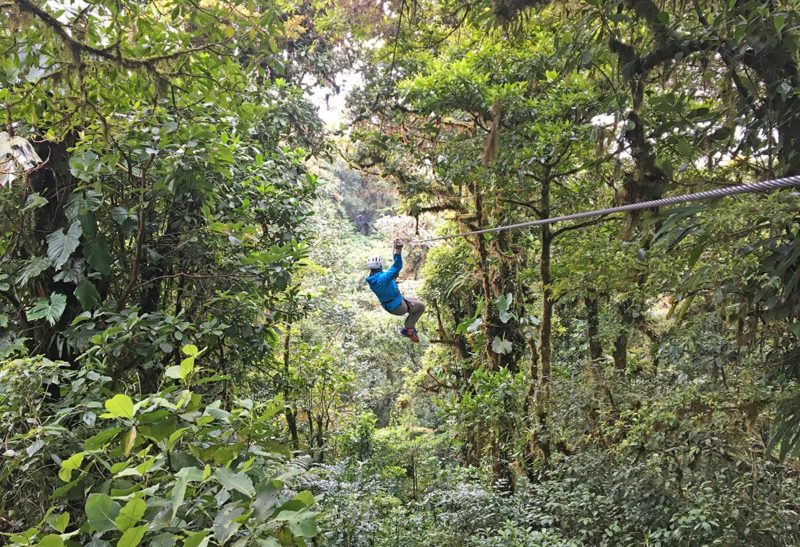 Costa Rica, un homme se laisse glisser le long d'une tyrolienne