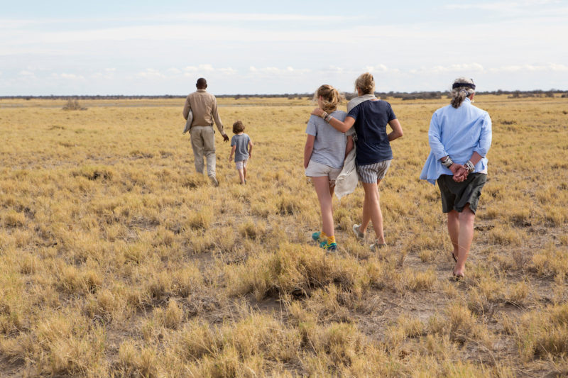 Safari, une famille marche dans la brousse