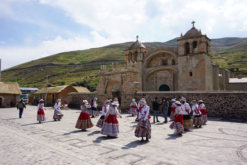 Pérou, Andes, danse sur la plage du village