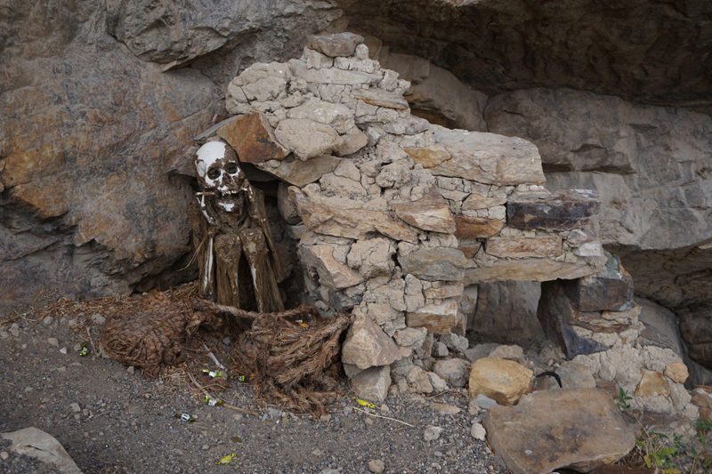 Pérou, Andes, une momie sur la route de Cuzco