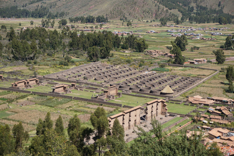 Pérou, Andes, les vestiges archéologiques de Raqchi vus du ciel