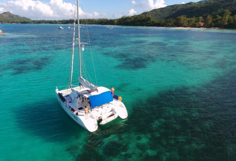 Seychelles, un catamaran au large des côtes