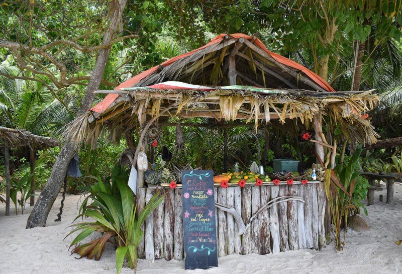 Seychelles, La Digue, bar sur la plage