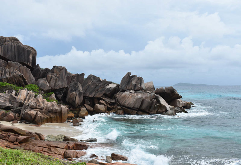 Seychelles, La Digue, plage avec des rochers granitiques