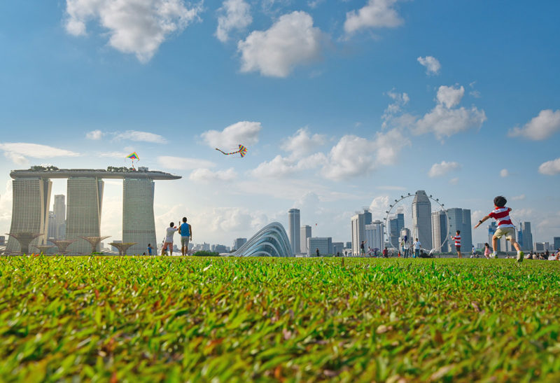 Singapore, des enfants jouent dans un parc