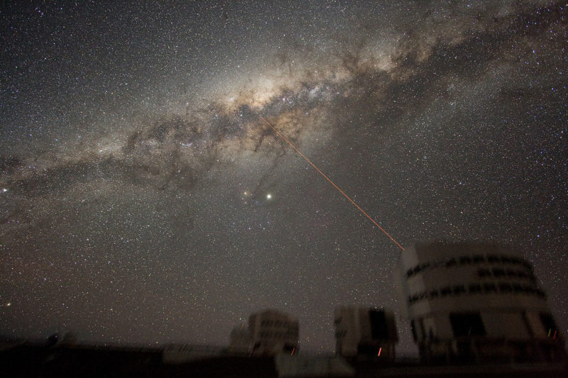 Télescope au chili sur fond la Voie lactée en fond