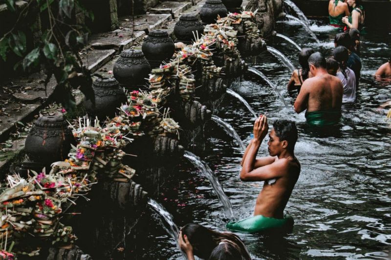 tirta-empul-temple-malukat-ceremonie-bali