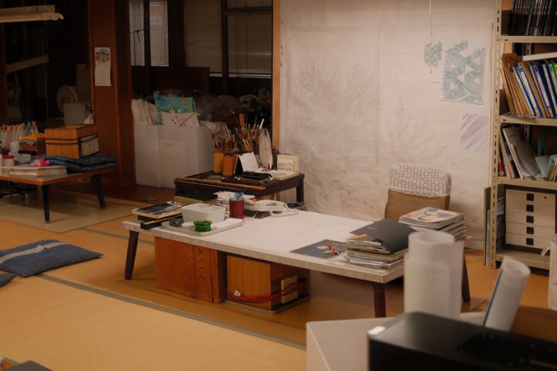Un atelier de peinture Kaga Yuzen au Japon