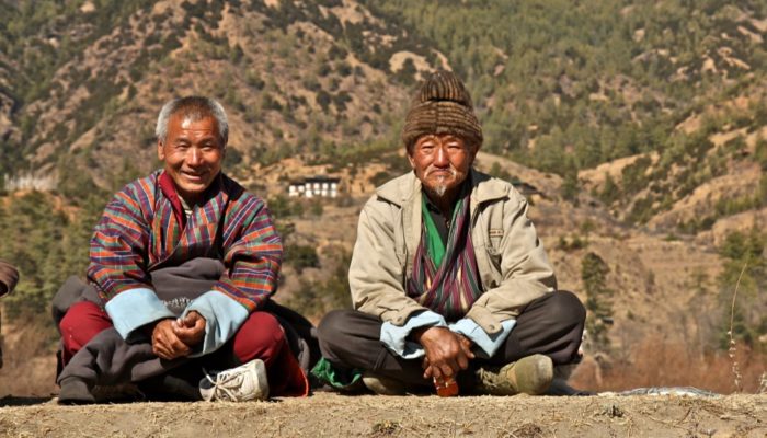 Des boutanais dans un paysage montagneux