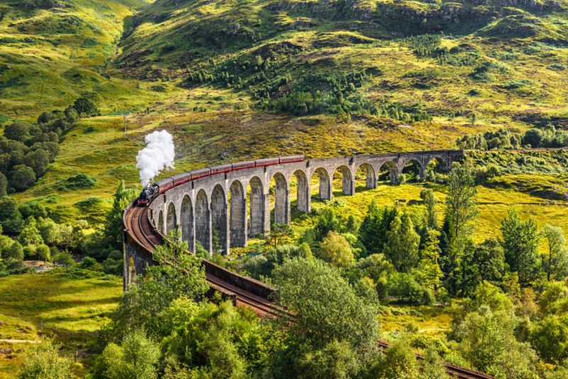Glenfinnan,Railway,Viaduct,In,Scotland,With,The,Jacobite,Steam,Train Viaduc Glenfinnan en Ecosse